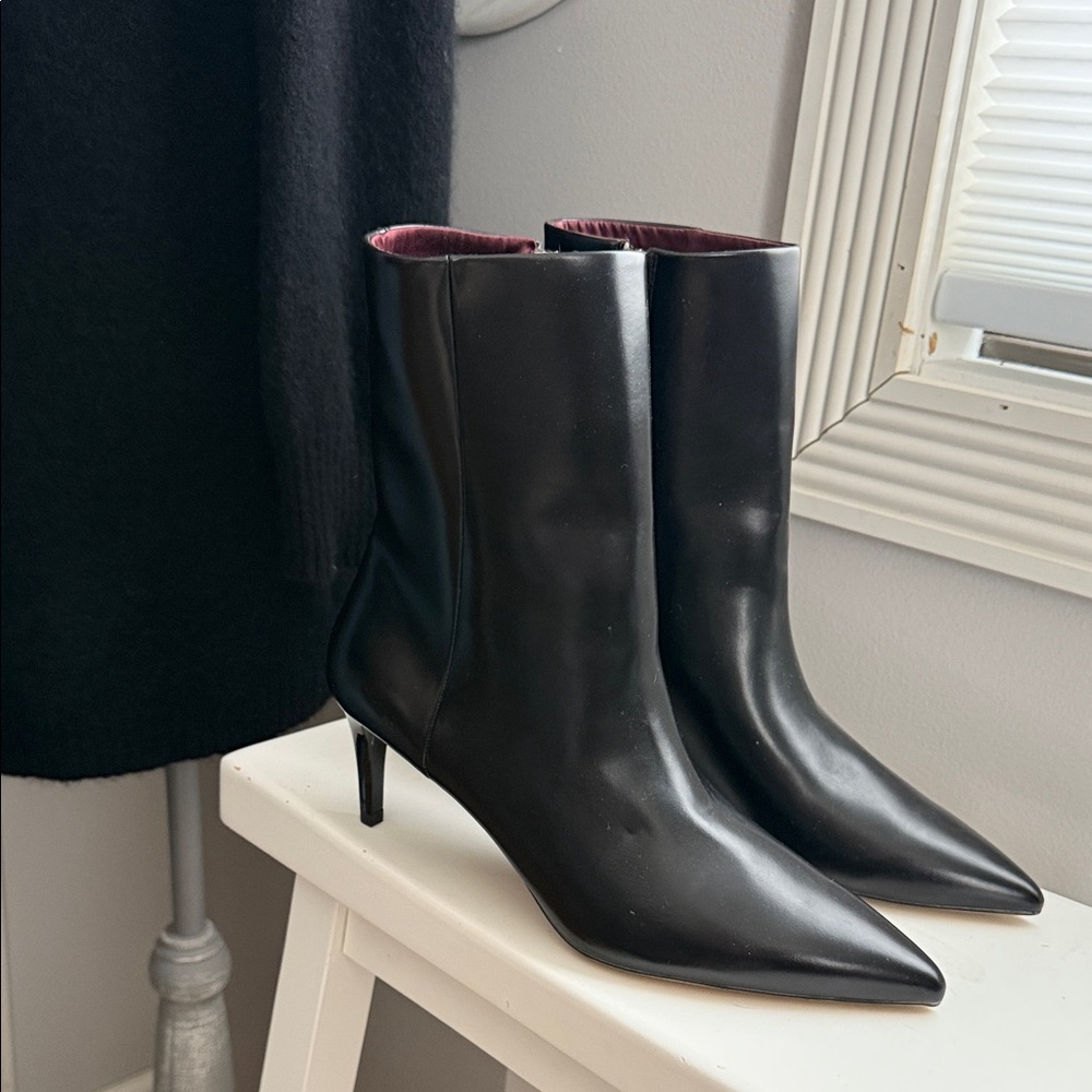 H&M black zip up booty